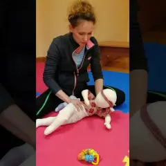 Jak nauczyć dziecko siadać z pozycji leżącej w prosty sposób