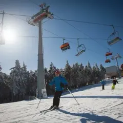 Gdzie na narty z dzieckiem blisko Warszawy? Odkryj idealne miejsca